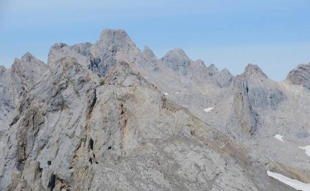 Vista de Torrecerredo y Pico de los Cabrones. Delante cumbre de Horcados Rojos