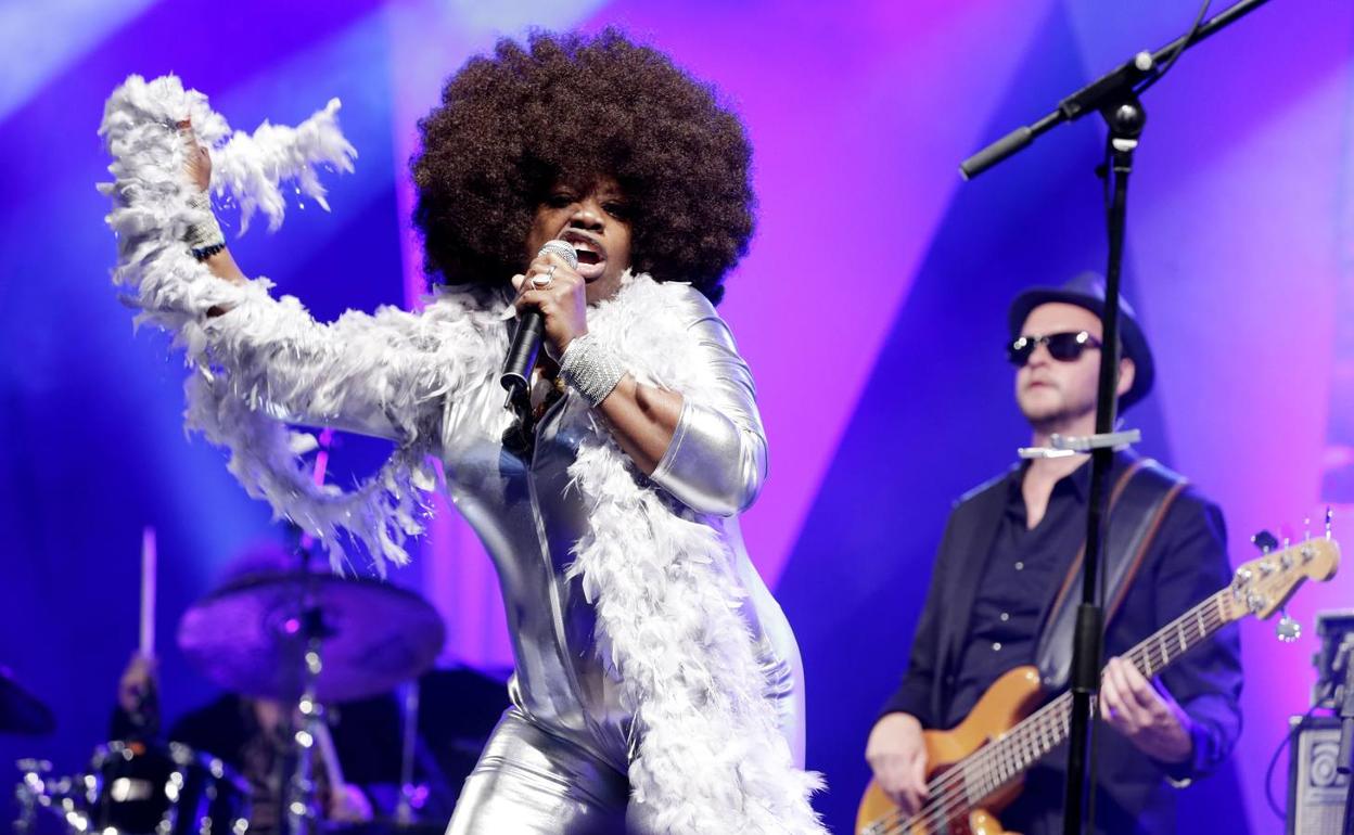 Bette Smith , durante una actuacion en el 30º Festival Internacional de Blues de Getxo.