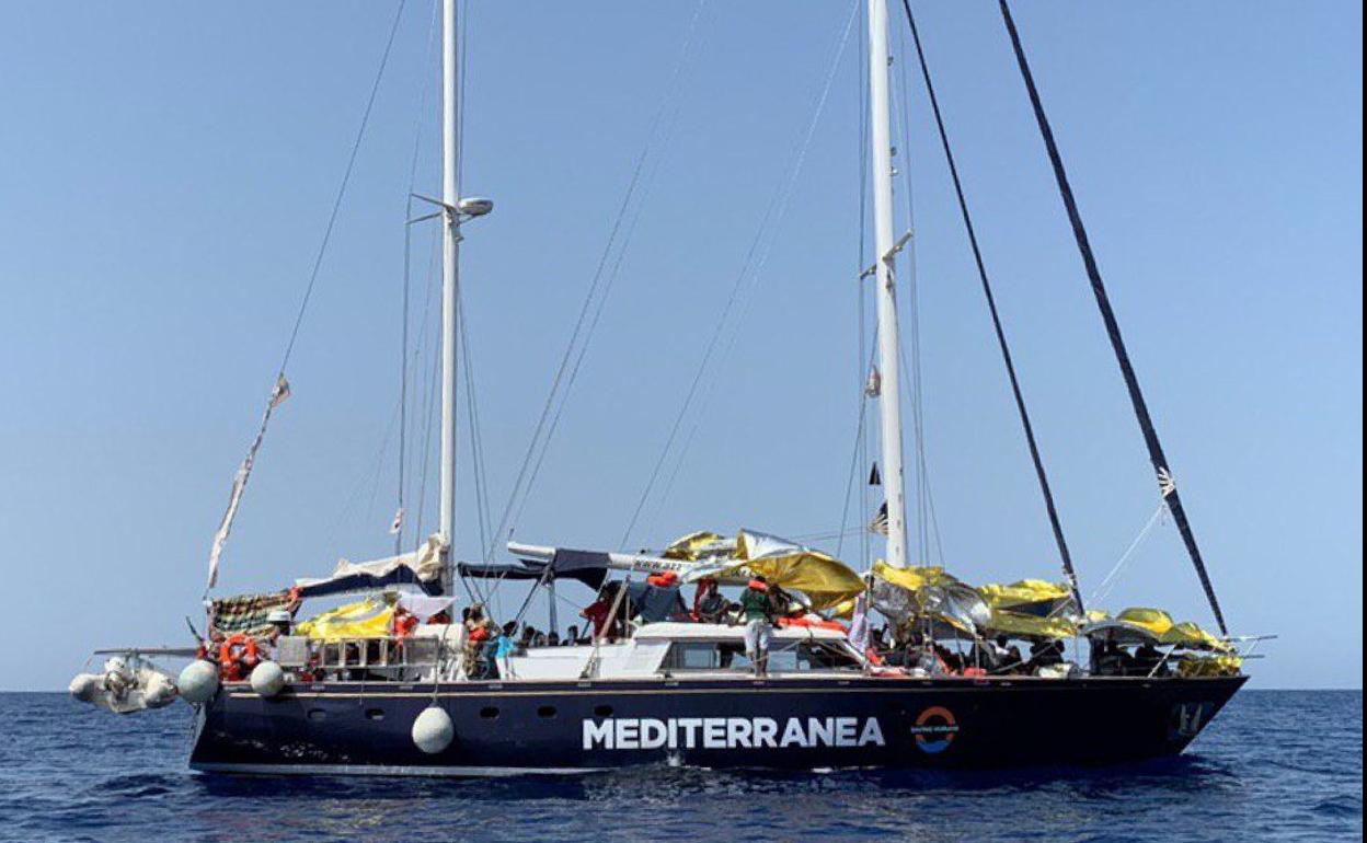 El barco de rescate 'Alex' atraca sin incidentes en el puerto de Lampedusa