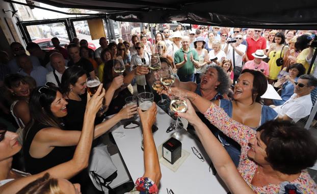 Una de las siete cuadrillas participantes que llevó la música a los bares y calles de San Vicente. 