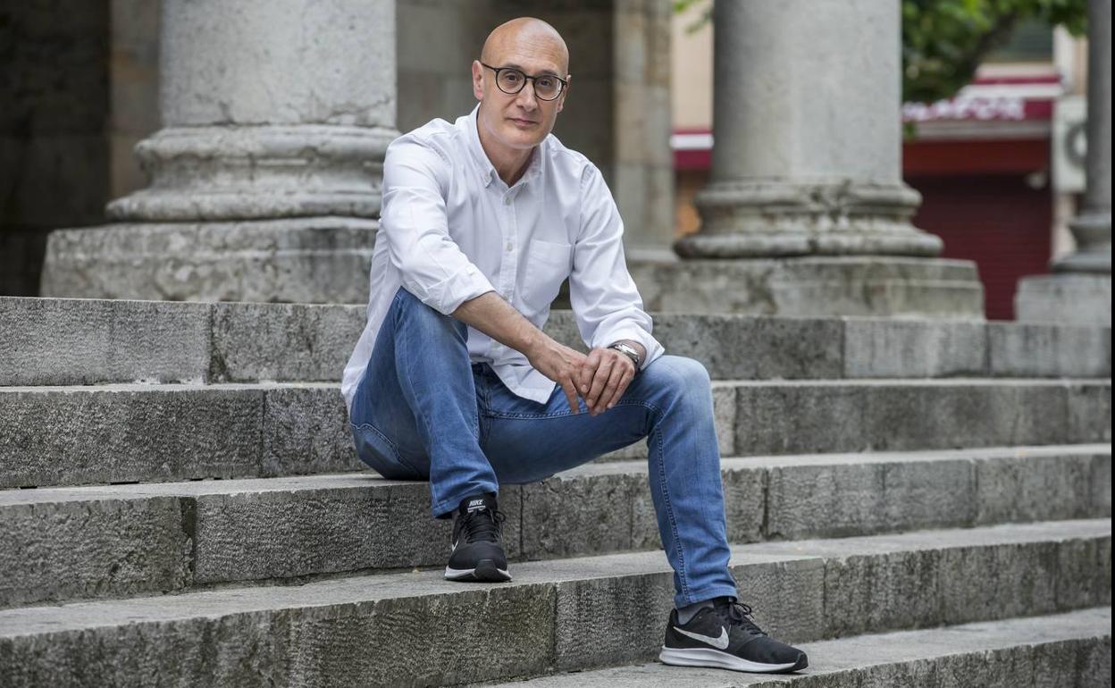 Juan Antonio González Fuentes, poeta santanderino, presenta su nueva obra.