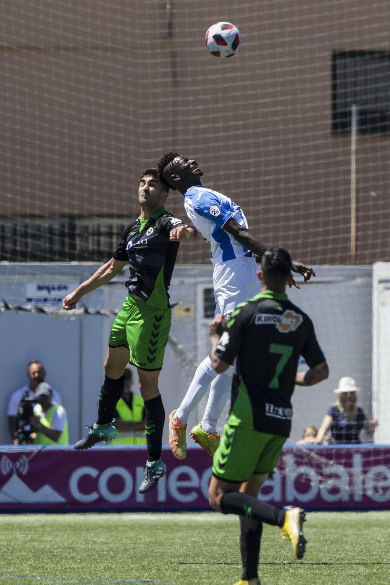Nuha salta con Olaortua durante el partido jugado en Son Malferit el pasado 2 de junio entre el Atlético Baleares y el Racing.