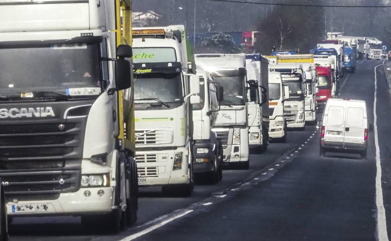 Más de 350 transportistas se han visto afectados en Cantabria por el caso del cártel de los camiones, según Aetrac. 