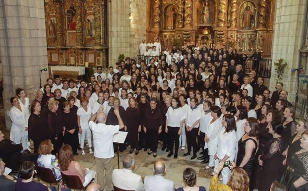 El certamen se cerró con los seis coros interpretando la obra obligada, 'Armonía', bajo la dirección de Javier Busto.