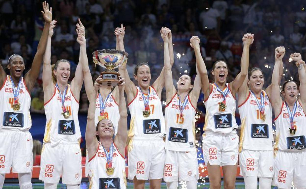 La capitana de la selección española, Laia Palau, levantando el trofeo en el Belgrado Arena.