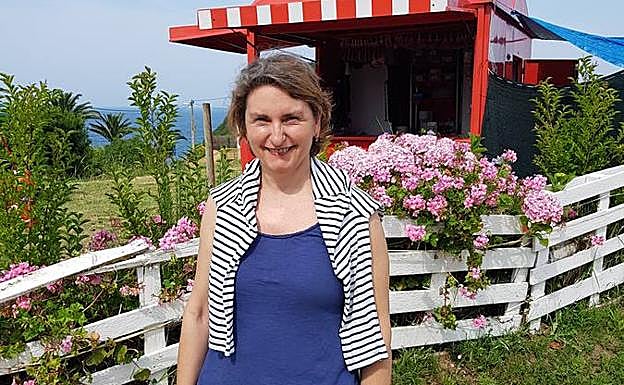 Olga Victorero, frente al 'Chiringuito de Olgui', en Pechón. 