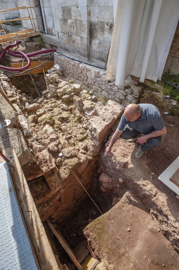 No se ha llegado al suelo geológico. Los profesionales han trabajado en 2,5 metros hacia abajo y no han hallado la cimentación de la fortificación medieval. Marcos señala el muro del castillo.