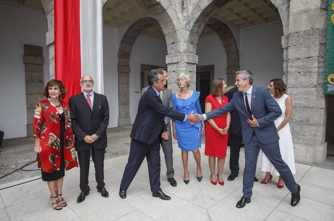 Francisco Martín le da la mano e Pablo Zuloaga en presencia del resto de consejeros