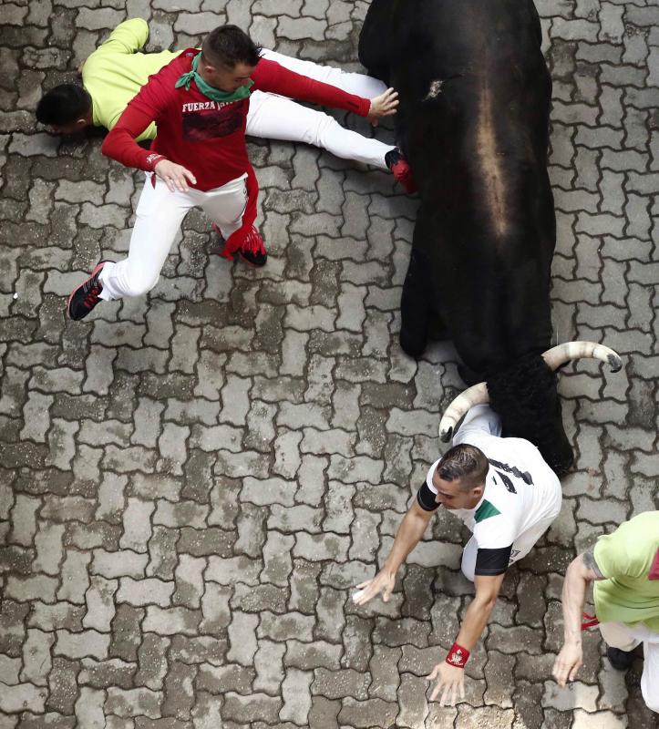 Fotos: Segundo encierro de San Fermín muy veloz y limpio de los toros de Cebada Gago