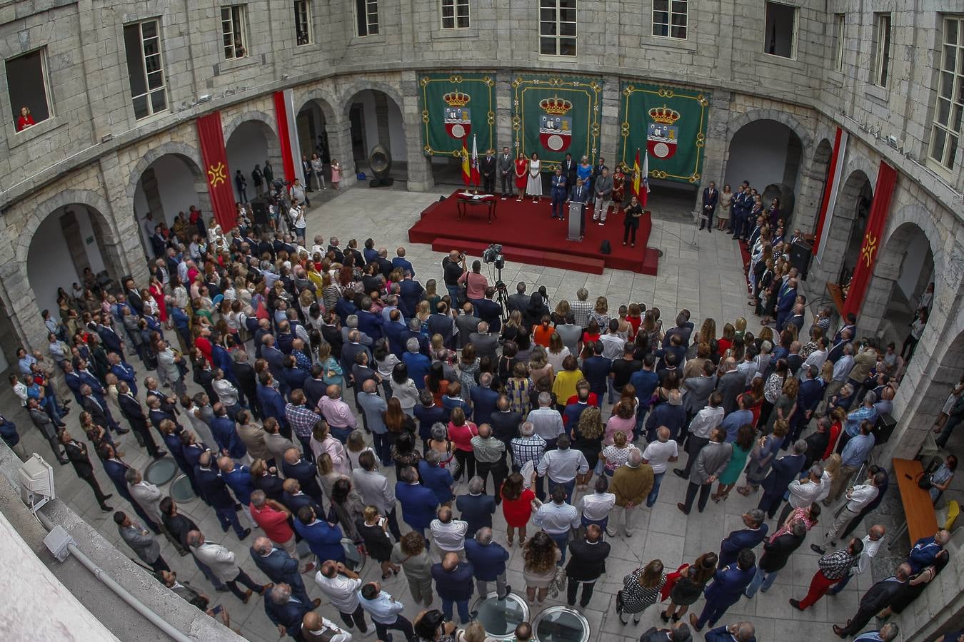 El acto se ha desarrollado como es habitual en el patio del parlamento