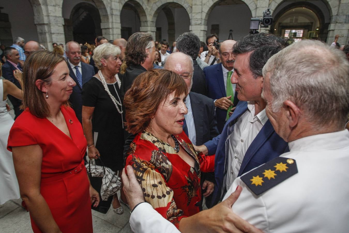 Ana Belén Álvarez y María Sánchez junto al exconsejero de Educación, Francisco Fernández Mañanes