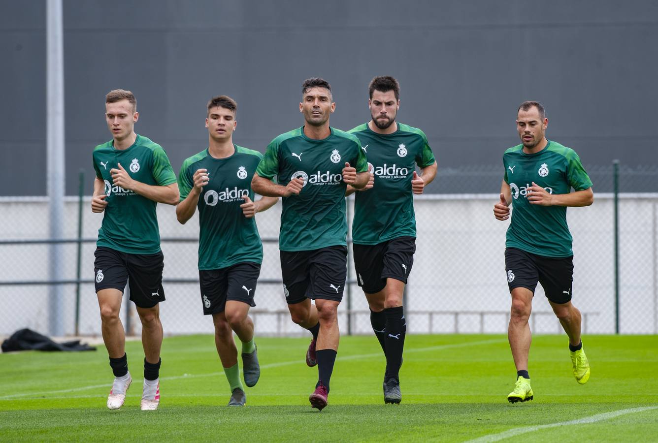 Imagen principal - El Racing arranca los entrenamientos de una «temporada exigente»