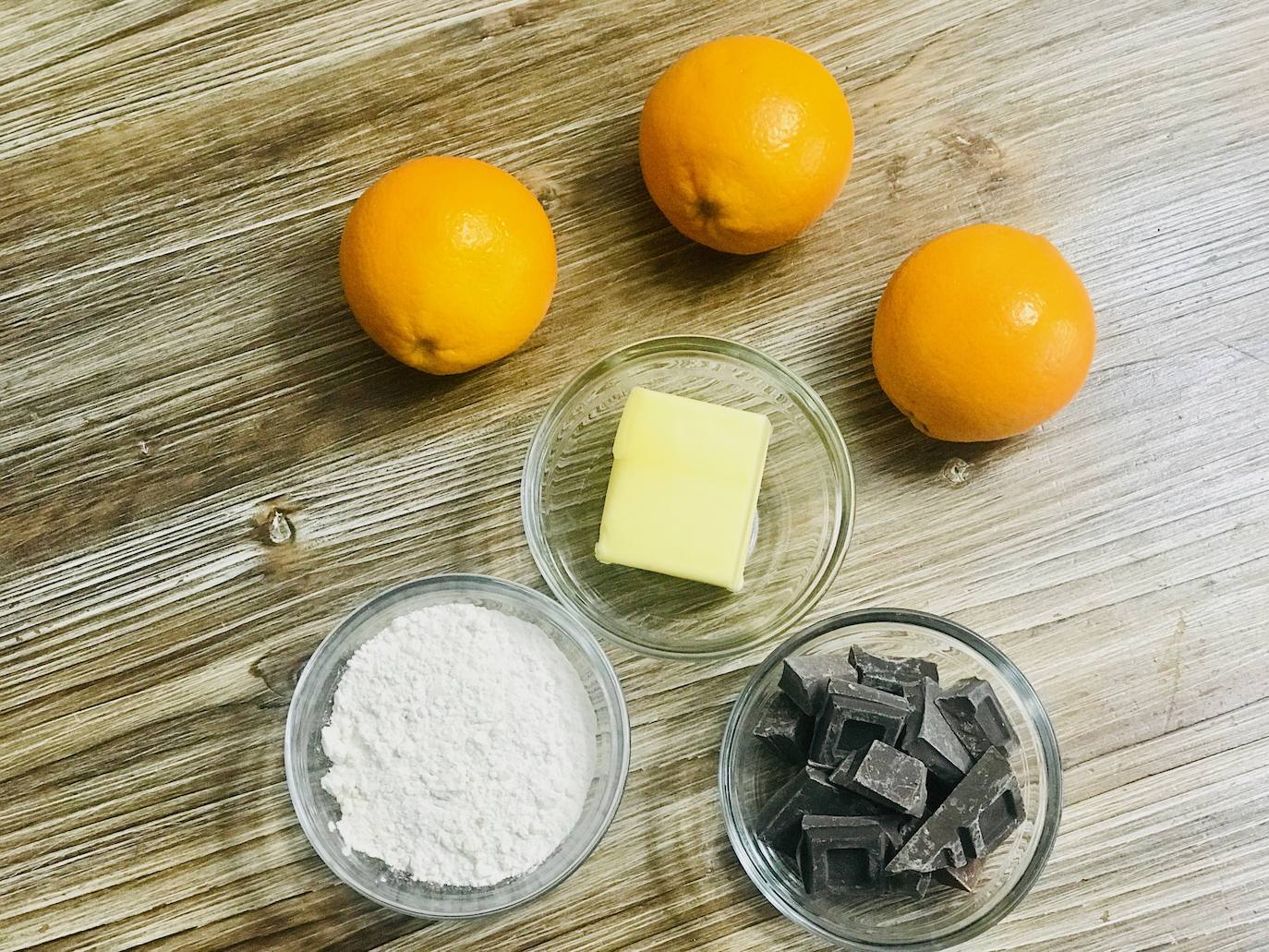 BIZCOCHO DE NARANJA Y CHOCOLATE. Ingredientes para 8 naranjas: 4 huevos L; 300 gramos de harina tamizada; 1 cucharadita de levadura en polvo; 200 gramos de mantener derretida; 200 gramos de chocolate negro de repostería y zumo de 2 naranjas.