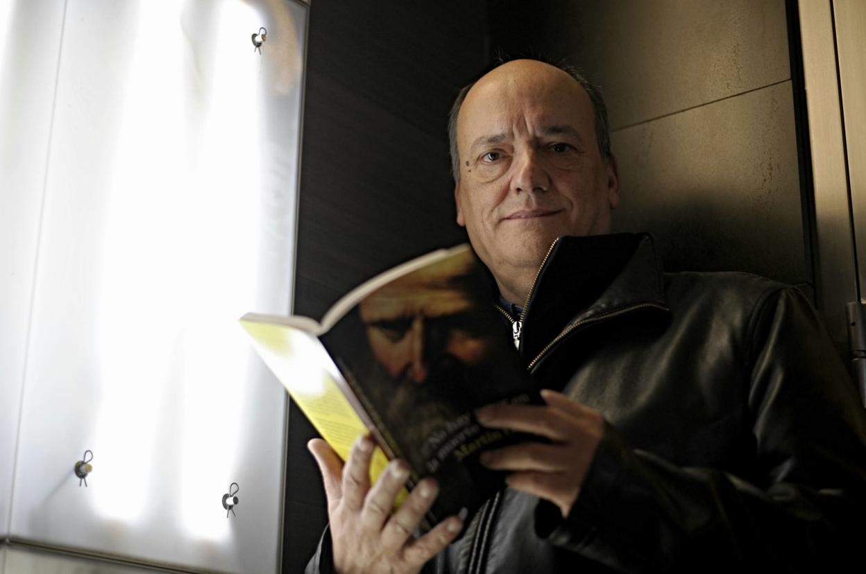 El escritor Gustavo Martín Garzo participa hoy en el ciclo de los Martes Literarios, en el Paraninfo de La Magdalena.