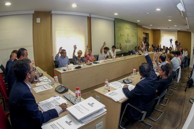 Los concejales votan durante el Pleno celebrado el pasado 27 de junio. :: luis palomeque