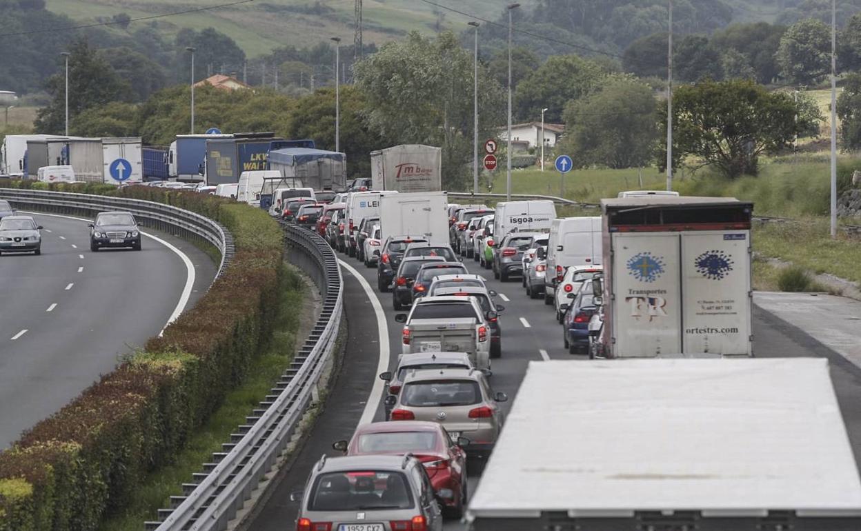 Tres atascos distintos convierten la zona en una ratonera