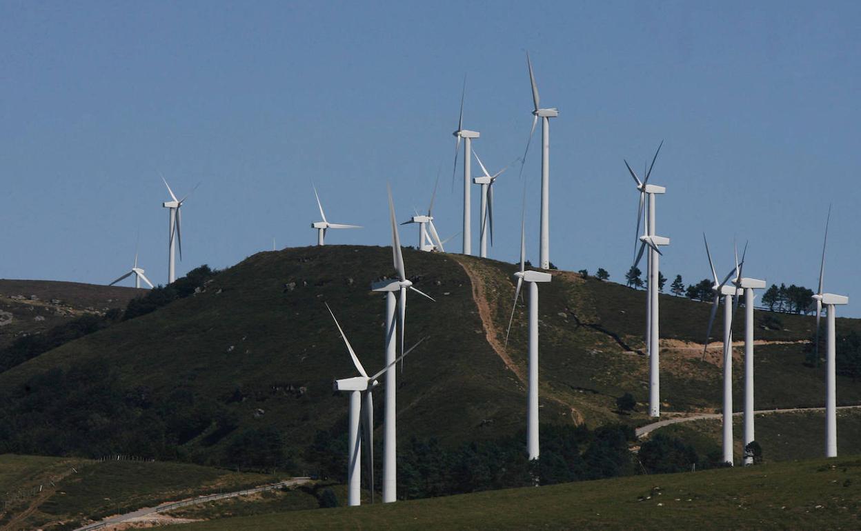 Molinos de viento, en la frontera entre Burgos y Cantabria. 