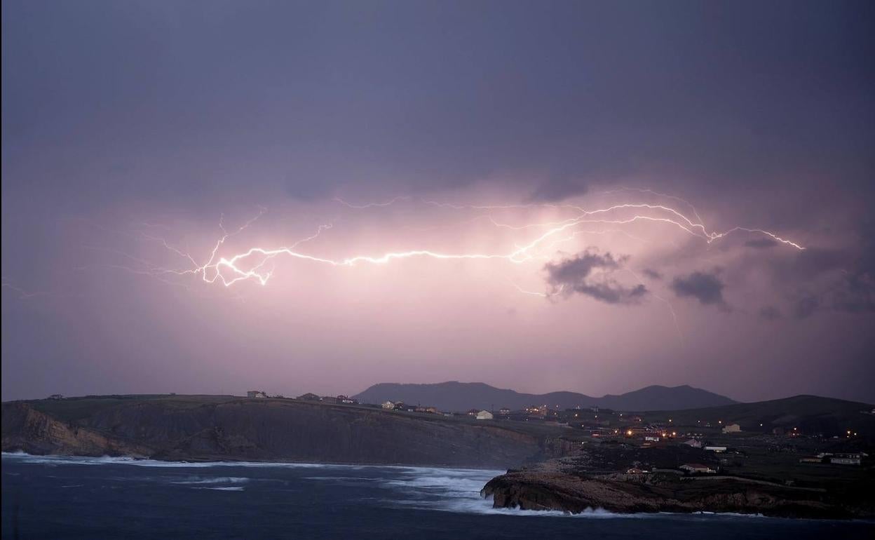 Imagen de archivo de un rayo sobre Cantabria