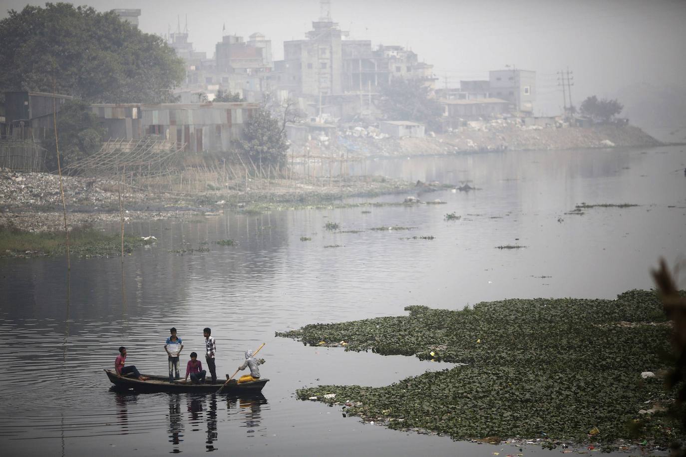 Bangladesh: se recomienda extremar la precaución durante el viaje y abstenerse de hacerlo fuera de las ciudades principales del país. Existe amenaza terrorista elevada contra ciudadanos extranjeros occidentales y problemas de seguridad ciudadana y criminalidad por las manifestaciones.