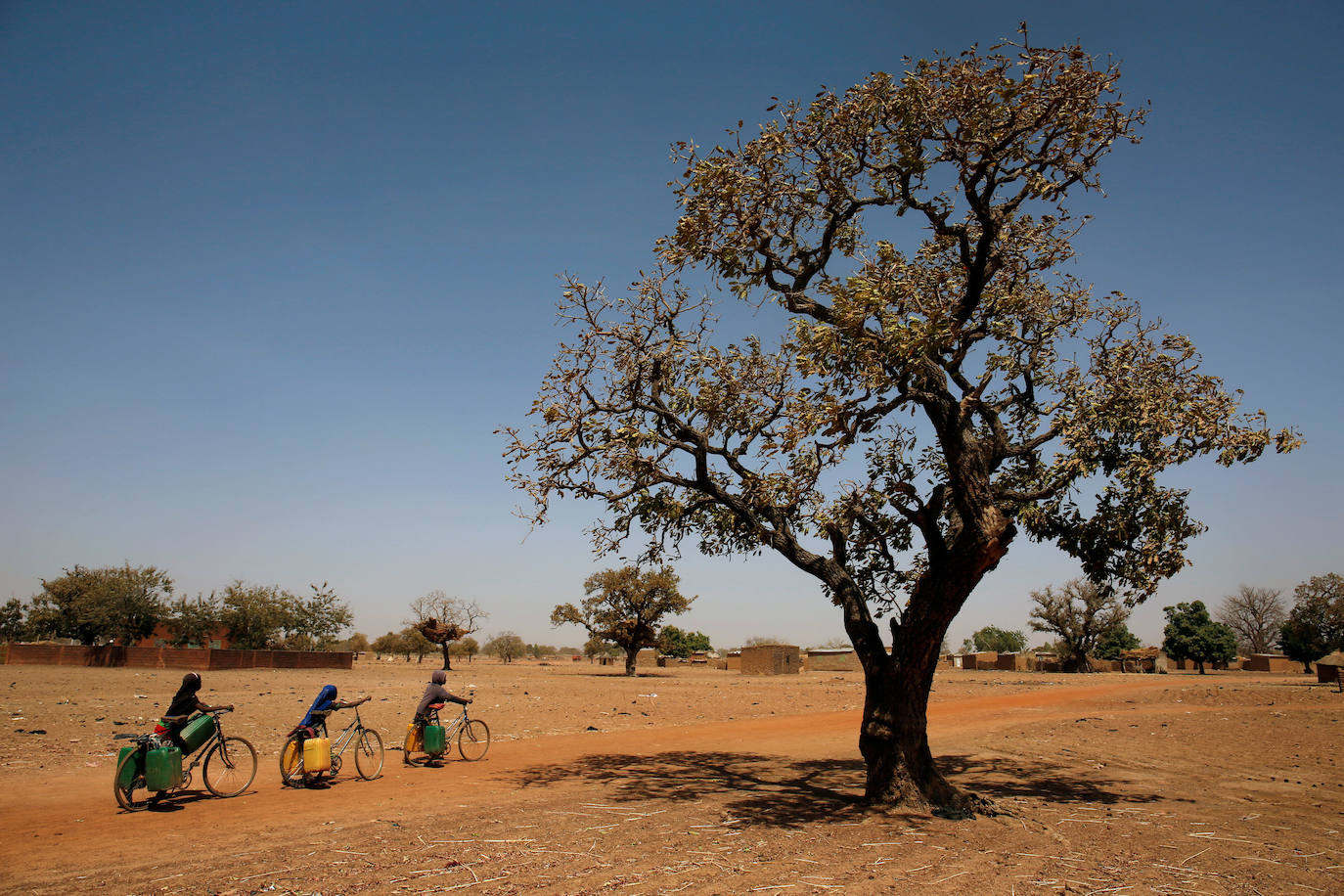 Burkina Faso: se desaconseja totalmente el viaje salvo por razones de necesidad. Existe un serio riesgo de que se produzcan secuestros o acciones terroristas, especialmente en las zonas fronterizas con Mali, Níger, Benín y Togo.