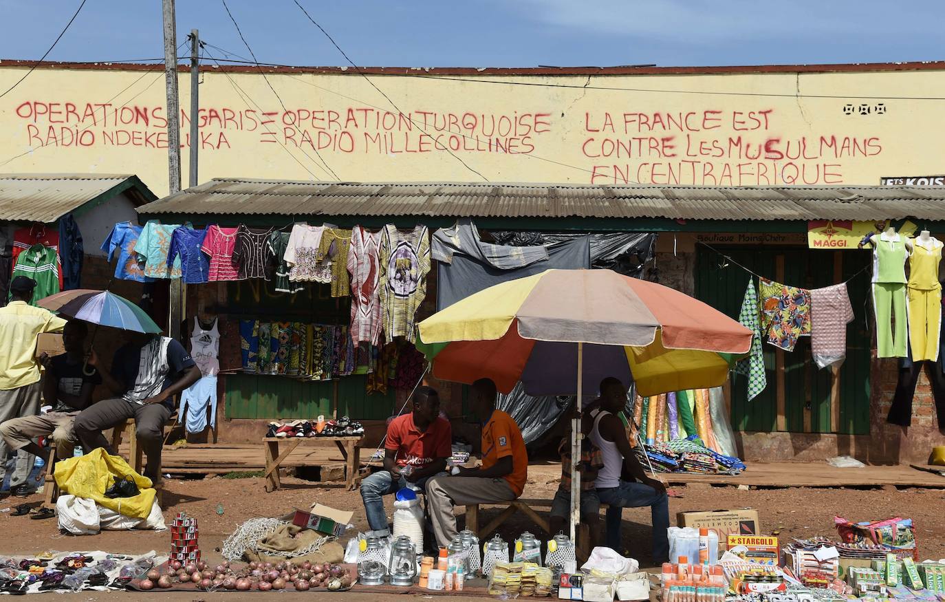 República Centroafricana: se desaconseja el viaje bajo cualquier circunstancia ya que ni siquiera la presencia de las tropas internacionales puede garantizar la seguridad en las zonas en las que están desplegadas.Tampoco la capital es segura actualmente. Las zonas próximas a las fronteras con los países límitrofes son especialmente peligrosas.