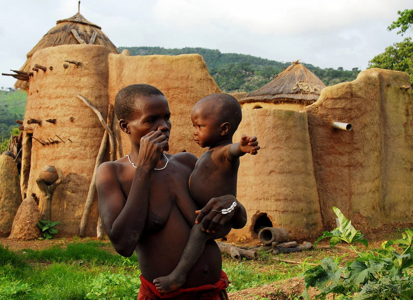 Togo: desde agosto de 2017 el país se encuentra en una situación de tensión política. Se pueden producir manifestaciones políticas que conviene evitar ya que, en anteriores ocasiones, han acabado con heridos e incluso muertos. Ante la situación de alerta terrorista, se desaconsejan los desplazamientos por carretera a la frontera con Burkina Faso. Las infraestructuras sanitarias son malas y las enfermedades más comunes son SIDA, malaria, tifus, bilharzia y demás parasitosis.