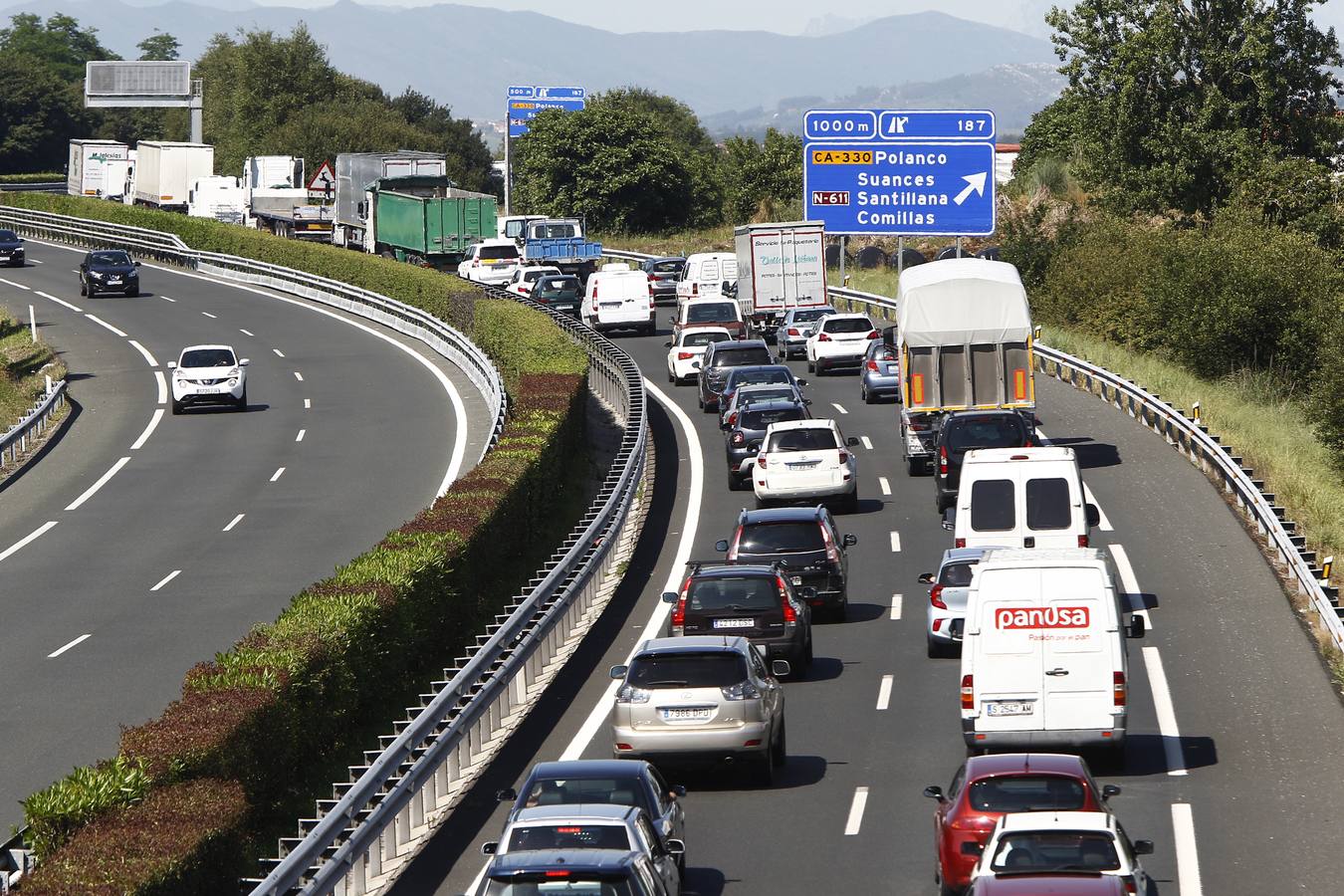 Sobre las once de la mañana han vuelto los atascos a la A-67 y a la N-611 después de un comienzo del día muy tranquilo en las carreteras, a pesar del corte de la autovía por el hundimiento de la calzada en la zona de Barreda