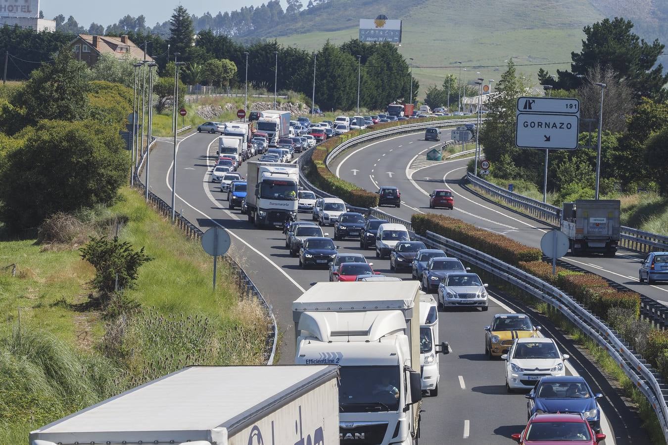 Sobre las once de la mañana han vuelto los atascos a la A-67 y a la N-611 después de un comienzo del día muy tranquilo en las carreteras, a pesar del corte de la autovía por el hundimiento de la calzada en la zona de Barreda