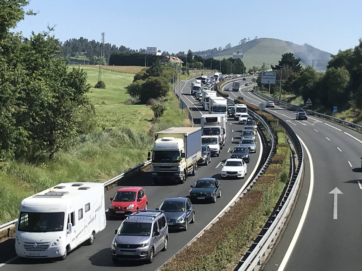 Sobre las once de la mañana han vuelto los atascos a la A-67 y a la N-611 después de un comienzo del día muy tranquilo en las carreteras, a pesar del corte de la autovía por el hundimiento de la calzada en la zona de Barreda