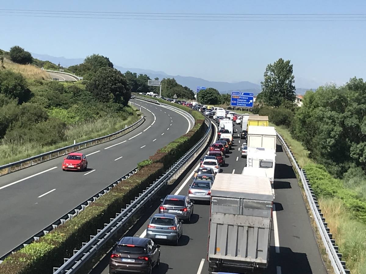 Sobre las once de la mañana han vuelto los atascos a la A-67 y a la N-611 después de un comienzo del día muy tranquilo en las carreteras, a pesar del corte de la autovía por el hundimiento de la calzada en la zona de Barreda