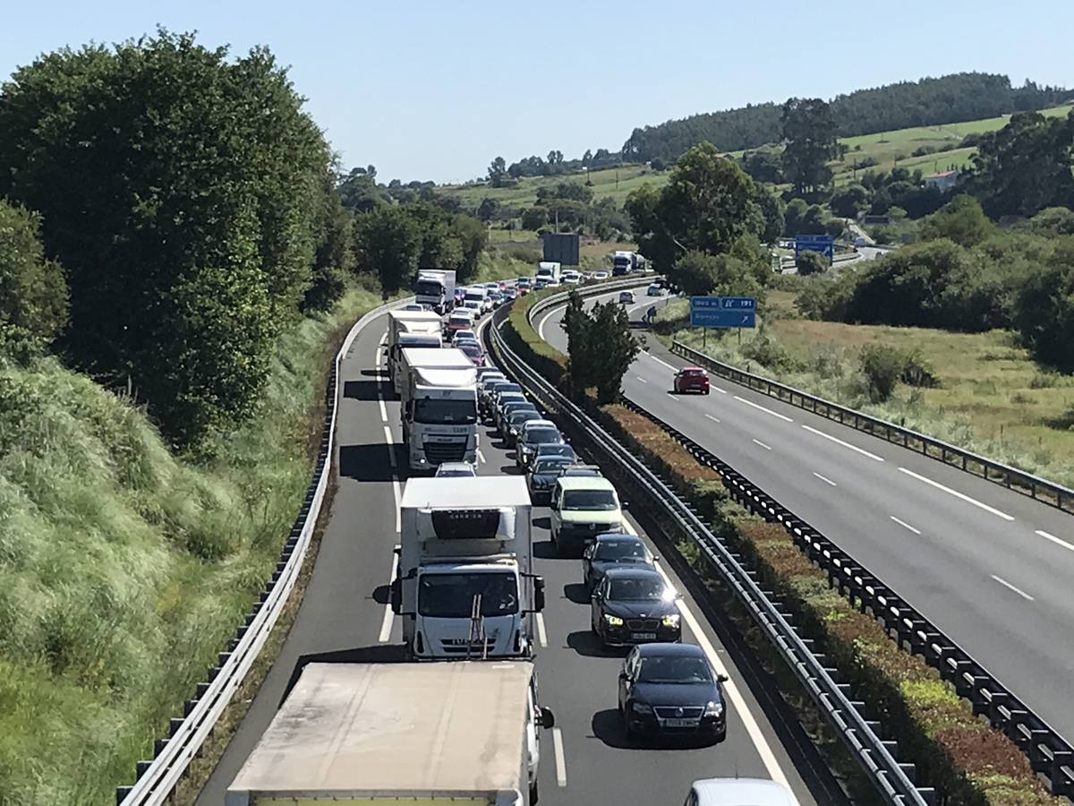 Sobre las once de la mañana han vuelto los atascos a la A-67 y a la N-611 después de un comienzo del día muy tranquilo en las carreteras, a pesar del corte de la autovía por el hundimiento de la calzada en la zona de Barreda