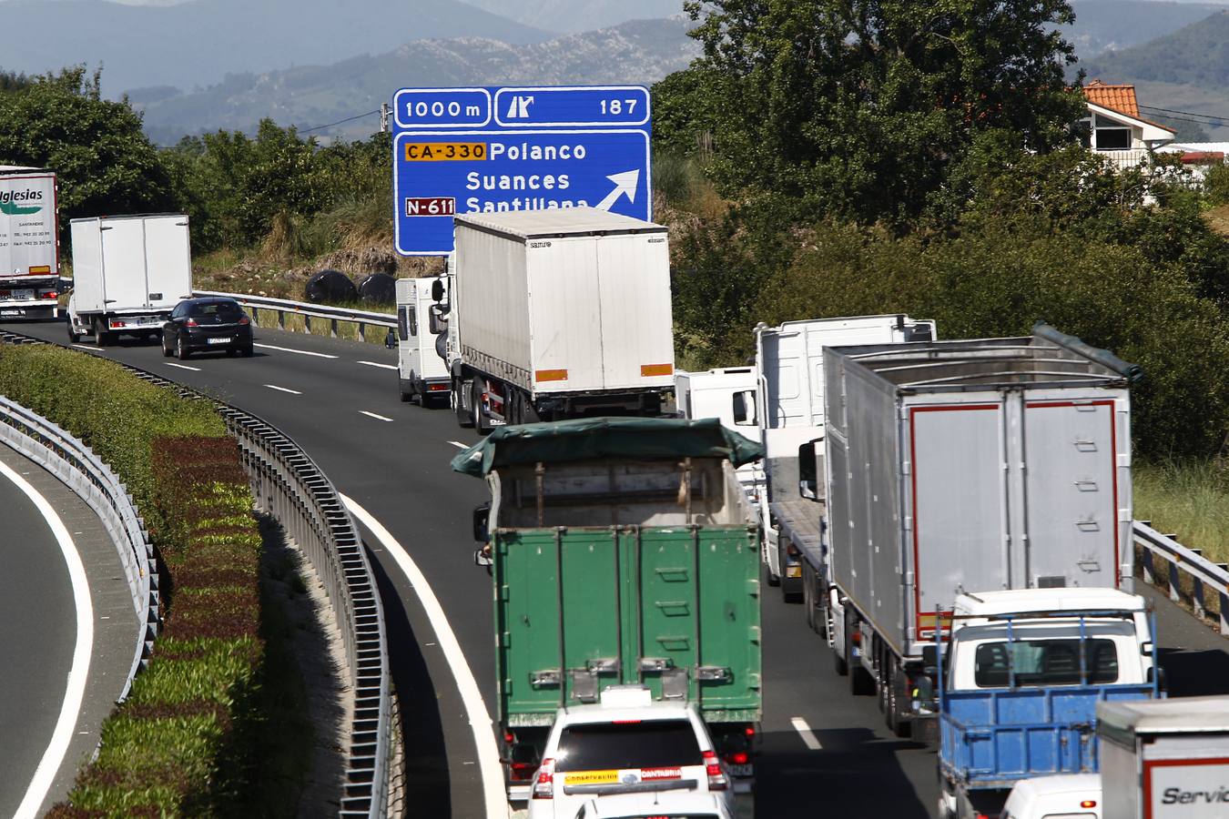 Sobre las once de la mañana han vuelto los atascos a la A-67 y a la N-611 después de un comienzo del día muy tranquilo en las carreteras, a pesar del corte de la autovía por el hundimiento de la calzada en la zona de Barreda