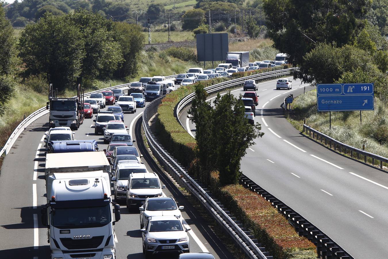 Sobre las once de la mañana han vuelto los atascos a la A-67 y a la N-611 después de un comienzo del día muy tranquilo en las carreteras, a pesar del corte de la autovía por el hundimiento de la calzada en la zona de Barreda