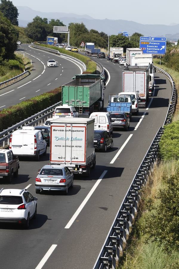 Sobre las once de la mañana han vuelto los atascos a la A-67 y a la N-611 después de un comienzo del día muy tranquilo en las carreteras, a pesar del corte de la autovía por el hundimiento de la calzada en la zona de Barreda