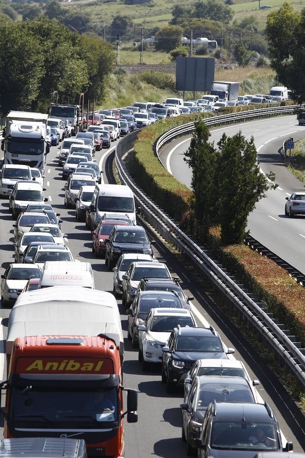 Sobre las once de la mañana han vuelto los atascos a la A-67 y a la N-611 después de un comienzo del día muy tranquilo en las carreteras, a pesar del corte de la autovía por el hundimiento de la calzada en la zona de Barreda