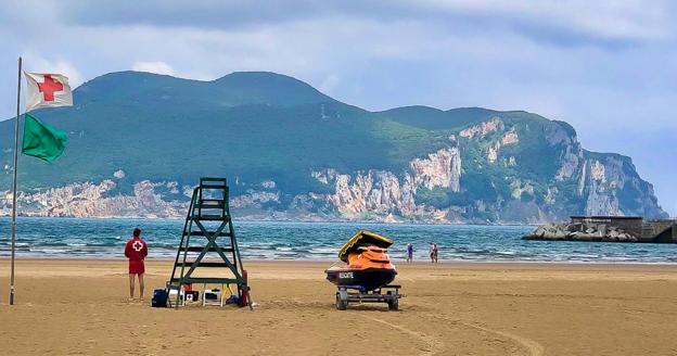 Uno de los socorristas, ayer, junto a una de las torres de vigilancia de la playa Salvé. 