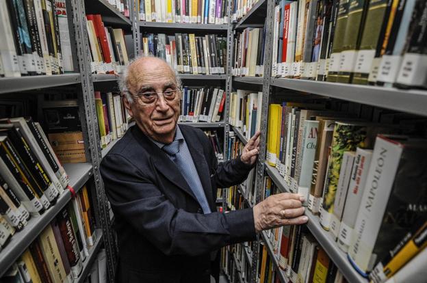 Valeriano García-Barredo presentó ayer en el Ateneo 'Huellas de una ciudad' donde repasó los orígenes de Santander. 