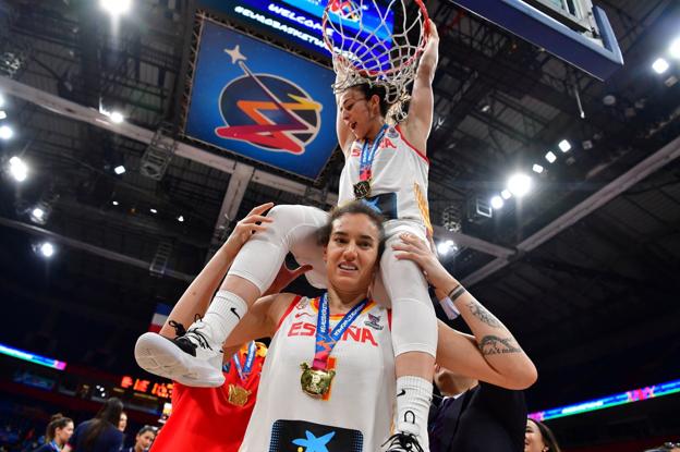 Laura Nicholls sostiene sobre sus hombros a Silvia Domínguez para cortar la red de una de las canastas del Belgrado Arena tras ganar la final ante Francia.