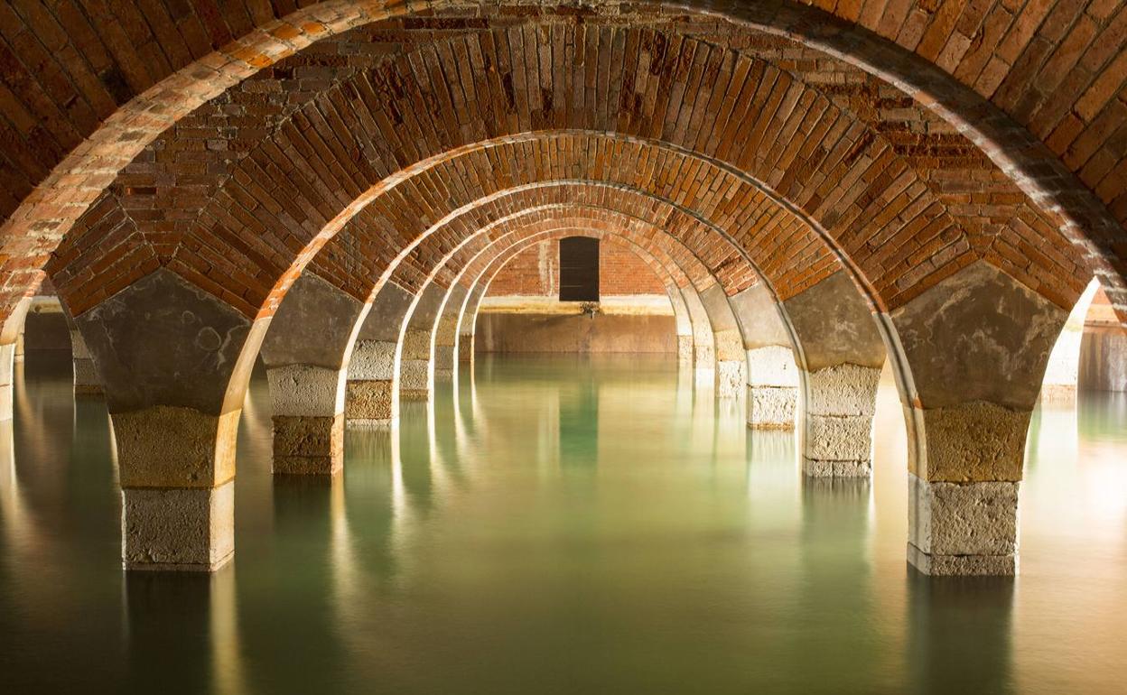 Interior de la Traída de Aguas de Santander.