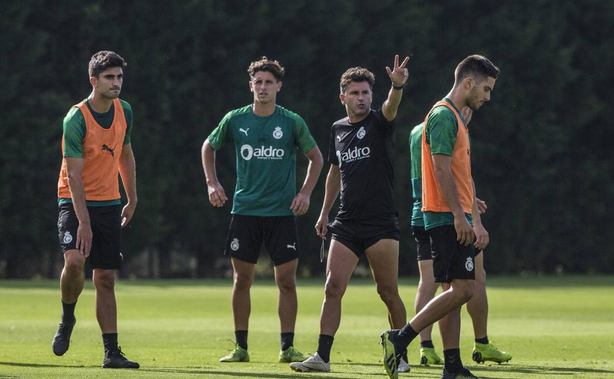 Iván Ania, durante la sesión de ayer en La Albericia.