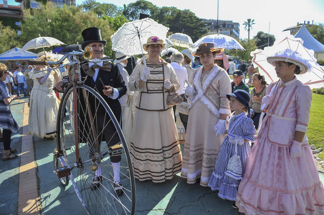 Un pasacalles y un espectáculo de acrobacias y malabares han dado la bienvenida a un programa festivo que incluye más de una treintena de actividades para toda la familia hasta el domingo