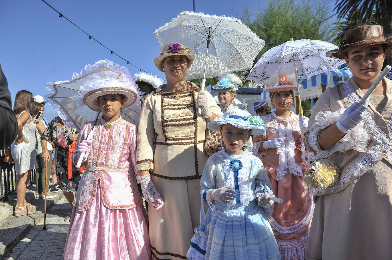 Un pasacalles y un espectáculo de acrobacias y malabares han dado la bienvenida a un programa festivo que incluye más de una treintena de actividades para toda la familia hasta el domingo