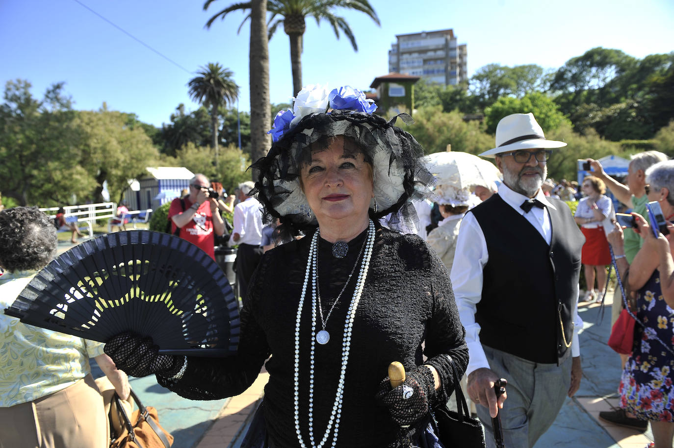 Un pasacalles y un espectáculo de acrobacias y malabares han dado la bienvenida a un programa festivo que incluye más de una treintena de actividades para toda la familia hasta el domingo