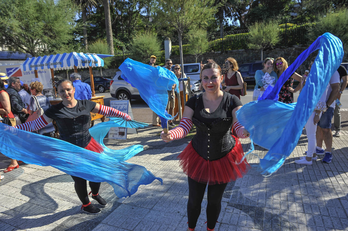 Un pasacalles y un espectáculo de acrobacias y malabares han dado la bienvenida a un programa festivo que incluye más de una treintena de actividades para toda la familia hasta el domingo