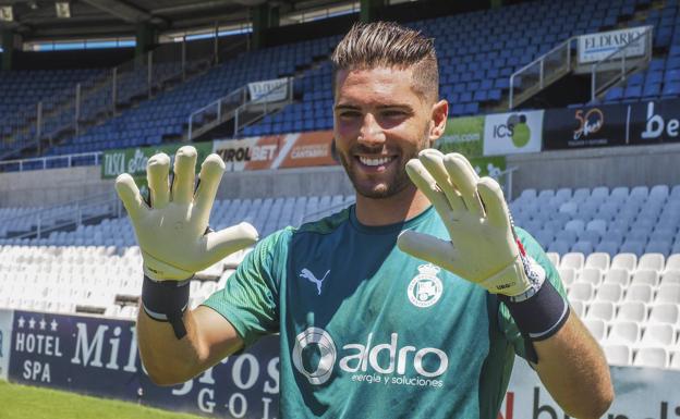 Imagen. Luca Zidane posa con los guantes de portero