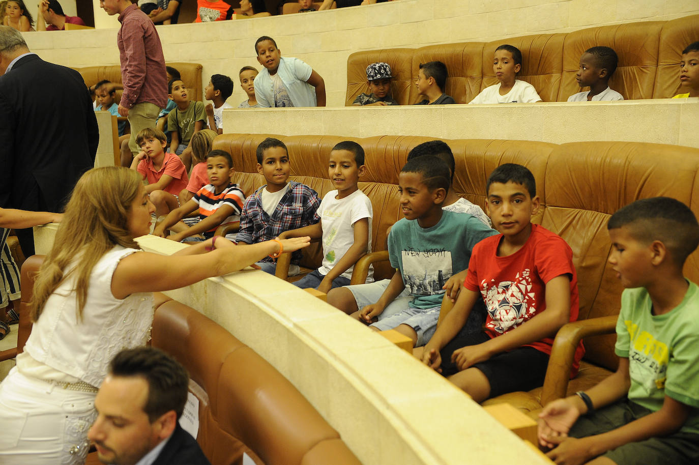 Los 81 niños del programa Vacaciones en Paz visitan el hemiciclo para llamar la atención sobre su situación en los campos de refugiados de Tinduf