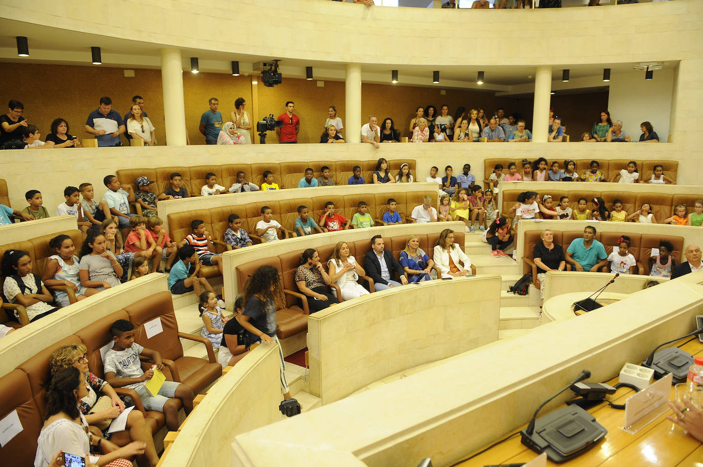 Los 81 niños del programa Vacaciones en Paz visitan el hemiciclo para llamar la atención sobre su situación en los campos de refugiados de Tinduf