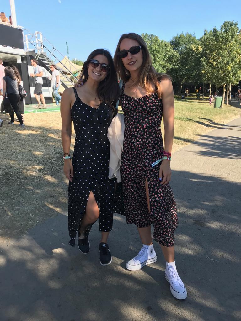 Mireia Mercadé, de 27 años y de Barcelona, ha elegido para el BBK Live un vestido de lunares de Zara. Su amiga, Carla Tomillo, de 23 años y también de la Ciudad Condal, ha optado por u diseño de flores de la misma firma de Inditex.