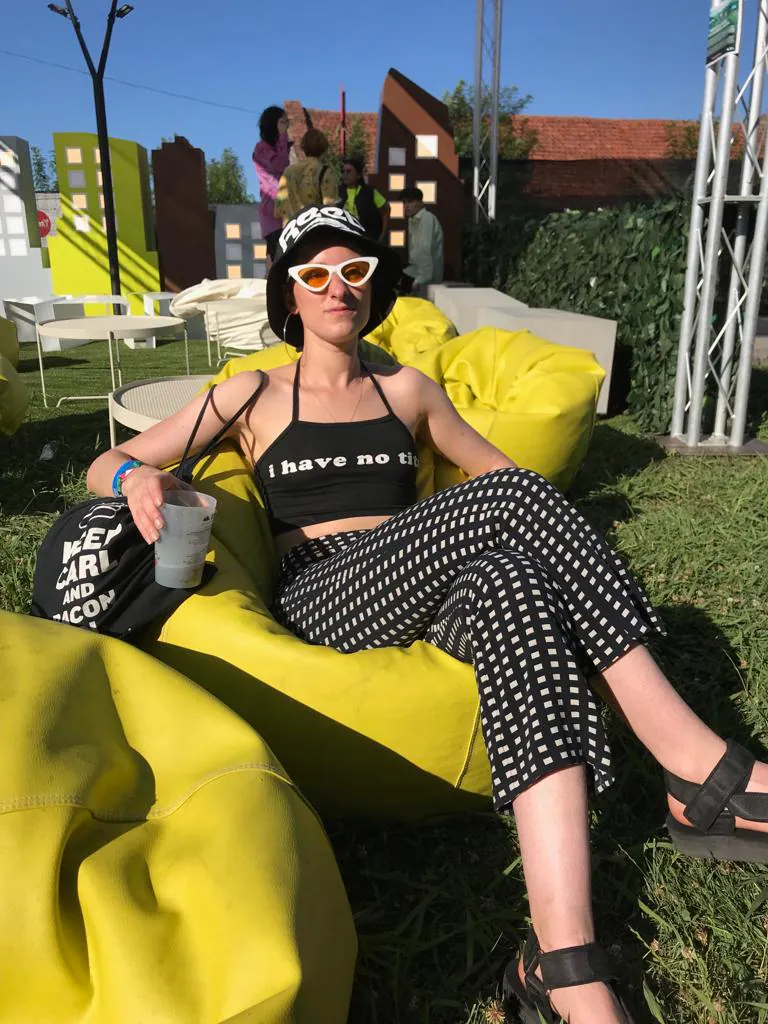 Sandra Angstadt, madrileña de 28 años, viene al BBK Live por segunda vez. Lleva una camiseta negra con mensaje de Aliexpress y pantalón con cuadro 'vichy' de Mango. Las sandalias las compró en Asos.