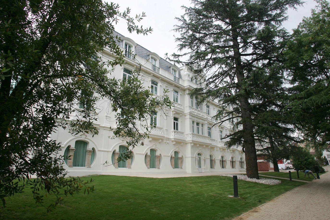 Vista exterior del Balneario de Solares. 